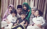 Dư luận Indonesia phẫn nộ vì màn thể hiện táo bạo của ông nghị cùng 3 bà vợ