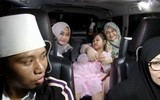 Dư luận Indonesia phẫn nộ vì màn thể hiện táo bạo của ông nghị cùng 3 bà vợ