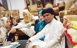 Dư luận Indonesia phẫn nộ vì màn thể hiện táo bạo của ông nghị cùng 3 bà vợ