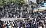 [Ảnh] Nhật hoàng và Hoàng hậu ngồi xe diễu hành trên đường phố Tokyo