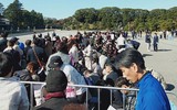 [Ảnh] Nhật hoàng và Hoàng hậu ngồi xe diễu hành trên đường phố Tokyo