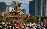 [Ảnh] Nhật hoàng và Hoàng hậu ngồi xe diễu hành trên đường phố Tokyo