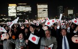 [Ảnh] Nhật hoàng và Hoàng hậu ngồi xe diễu hành trên đường phố Tokyo