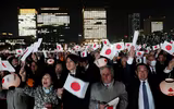 [Ảnh] Nhật hoàng và Hoàng hậu ngồi xe diễu hành trên đường phố Tokyo