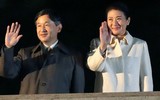 [Ảnh] Nhật hoàng và Hoàng hậu ngồi xe diễu hành trên đường phố Tokyo