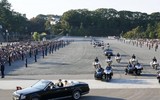 [Ảnh] Nhật hoàng và Hoàng hậu ngồi xe diễu hành trên đường phố Tokyo