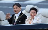 [Ảnh] Nhật hoàng và Hoàng hậu ngồi xe diễu hành trên đường phố Tokyo