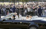 [Ảnh] Nhật hoàng và Hoàng hậu ngồi xe diễu hành trên đường phố Tokyo