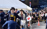 [Ảnh] Nhật hoàng và Hoàng hậu ngồi xe diễu hành trên đường phố Tokyo