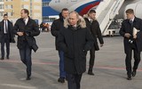 Tổng thống Nga Putin ở Paris: Một bước vào nhà vệ sinh, có tới 6 vệ sỹ đi cùng