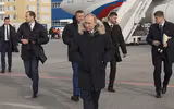Tổng thống Nga Putin ở Paris: Một bước vào nhà vệ sinh, có tới 6 vệ sỹ đi cùng