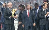 Tổng thống Nga Putin ở Paris: Một bước vào nhà vệ sinh, có tới 6 vệ sỹ đi cùng