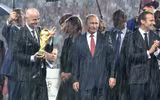 Tổng thống Nga Putin ở Paris: Một bước vào nhà vệ sinh, có tới 6 vệ sỹ đi cùng