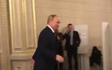 Tổng thống Nga Putin ở Paris: Một bước vào nhà vệ sinh, có tới 6 vệ sỹ đi cùng