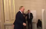 Tổng thống Nga Putin ở Paris: Một bước vào nhà vệ sinh, có tới 6 vệ sỹ đi cùng