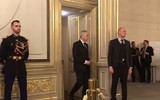 Tổng thống Nga Putin ở Paris: Một bước vào nhà vệ sinh, có tới 6 vệ sỹ đi cùng