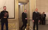 Tổng thống Nga Putin ở Paris: Một bước vào nhà vệ sinh, có tới 6 vệ sỹ đi cùng