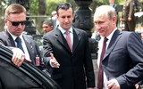 Tổng thống Nga Putin ở Paris: Một bước vào nhà vệ sinh, có tới 6 vệ sỹ đi cùng