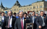 Tổng thống Nga Putin ở Paris: Một bước vào nhà vệ sinh, có tới 6 vệ sỹ đi cùng