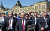 Tổng thống Nga Putin ở Paris: Một bước vào nhà vệ sinh, có tới 6 vệ sỹ đi cùng