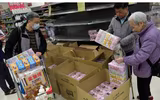 Người dân Hồng Kông đổ xô đi mua đồ tích trữ trước quy định cách ly mới