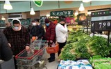 Người dân Hồng Kông đổ xô đi mua đồ tích trữ trước quy định cách ly mới