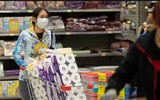 Người dân Hồng Kông đổ xô đi mua đồ tích trữ trước quy định cách ly mới
