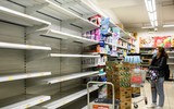 Người dân Hồng Kông đổ xô đi mua đồ tích trữ trước quy định cách ly mới