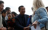 Tàu du lịch 2.200 người được Campuchia chào đón, thoát khỏi 