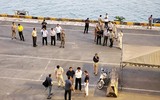 Tàu du lịch 2.200 người được Campuchia chào đón, thoát khỏi 