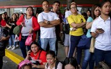 Kẻ bắt cóc 30 con tin ở Philippines ra hàng sau 9 tiếng gây náo loạn