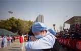 [Ảnh] Hoàn thành sứ mệnh lịch sử, đội ngũ bác sĩ chi viện bùi ngùi rời Vũ Hán