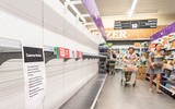 [ẢNH] Cụ bà Australia bật khóc trước kệ hàng trống trơn vì dịch Covid-19