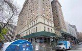Hãi hùng cảnh hàng dài xe đông lạnh chờ chở thi thể từ các bệnh viện New York