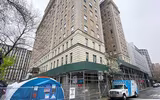 Hãi hùng cảnh hàng dài xe đông lạnh chờ chở thi thể từ các bệnh viện New York