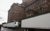 Hãi hùng cảnh hàng dài xe đông lạnh chờ chở thi thể từ các bệnh viện New York