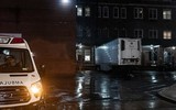 Hãi hùng cảnh hàng dài xe đông lạnh chờ chở thi thể từ các bệnh viện New York