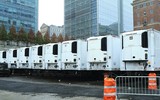 Hãi hùng cảnh hàng dài xe đông lạnh chờ chở thi thể từ các bệnh viện New York