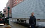 Hãi hùng cảnh hàng dài xe đông lạnh chờ chở thi thể từ các bệnh viện New York