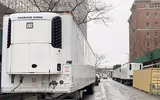 Hãi hùng cảnh hàng dài xe đông lạnh chờ chở thi thể từ các bệnh viện New York