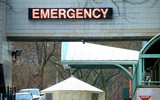 Hãi hùng cảnh hàng dài xe đông lạnh chờ chở thi thể từ các bệnh viện New York