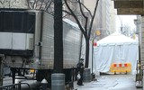 Hãi hùng cảnh hàng dài xe đông lạnh chờ chở thi thể từ các bệnh viện New York