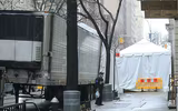 Hãi hùng cảnh hàng dài xe đông lạnh chờ chở thi thể từ các bệnh viện New York