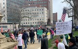 Nghị sĩ Michigan phải mặc áo chống đạn khi đối mặt với người biểu tình mang theo súng