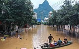 [Ảnh] Chưa hết đợt dịch Covid-19 thứ hai, Trung Quốc lại ứng phó với lũ lụt lịch sử