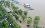 [Ảnh] Chưa hết đợt dịch Covid-19 thứ hai, Trung Quốc lại ứng phó với lũ lụt lịch sử