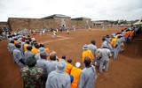 [ẢNH] Tù nhân Kenya cũng tham gia đá giải World Cup 2018?