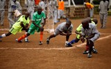 [ẢNH] Tù nhân Kenya cũng tham gia đá giải World Cup 2018?