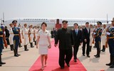 [ẢNH] Vợ ông Kim Jong-un thậm chí còn đẹp hơn lần đầu thăm Trung Quốc, dù vẻ mặt đượm buồn