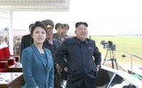 [ẢNH] Vợ ông Kim Jong-un thậm chí còn đẹp hơn lần đầu thăm Trung Quốc, dù vẻ mặt đượm buồn